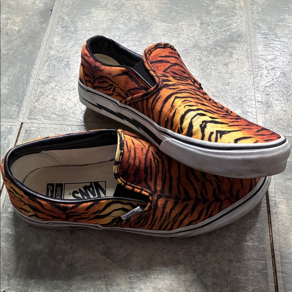 Vans Men's Orange Tiger Print Slip-On Sneakers. Logo BURN BRIGHT - Picture 4 of 6